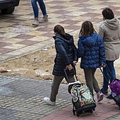Mazón recupera el derecho de las familias a recibir la comunicación del colegio en castellano