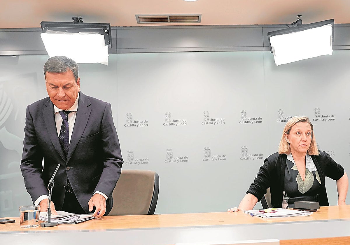 Carlos Fernández Carriedo e Isabel Blanco, durante su comparecencia tras el Consejo de Gobierno