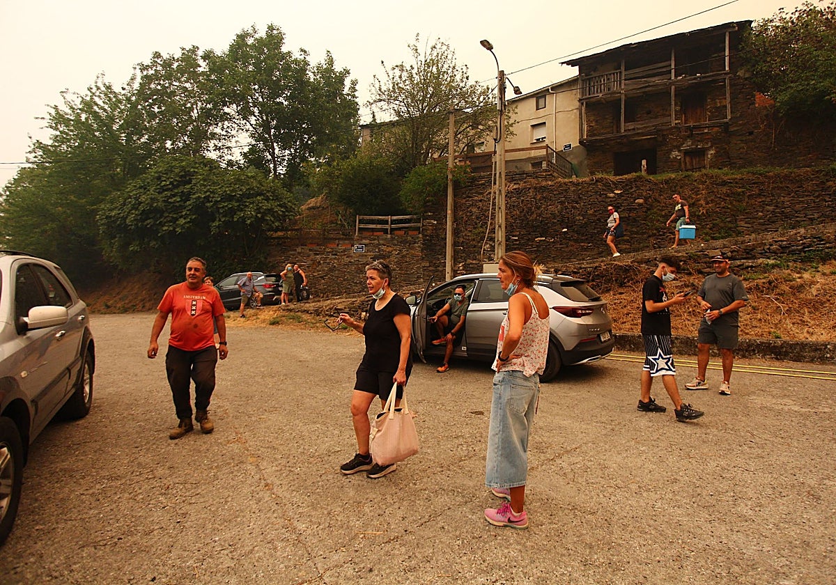 Desalojo de los vecinos de Lusio (León), por el incendio