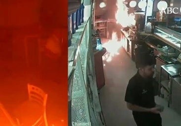 Momento en el que el hombre prende fuego al bar.