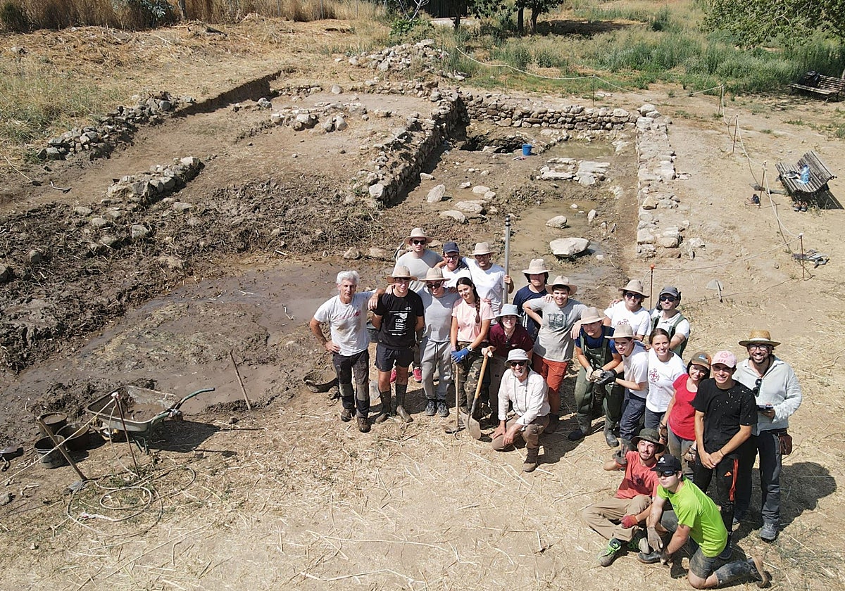 El arqueólogo Juan Manuel Rojas junto al grupo de voluntarios que han trabajado durante un mes en el yacimiento de Guarrazar