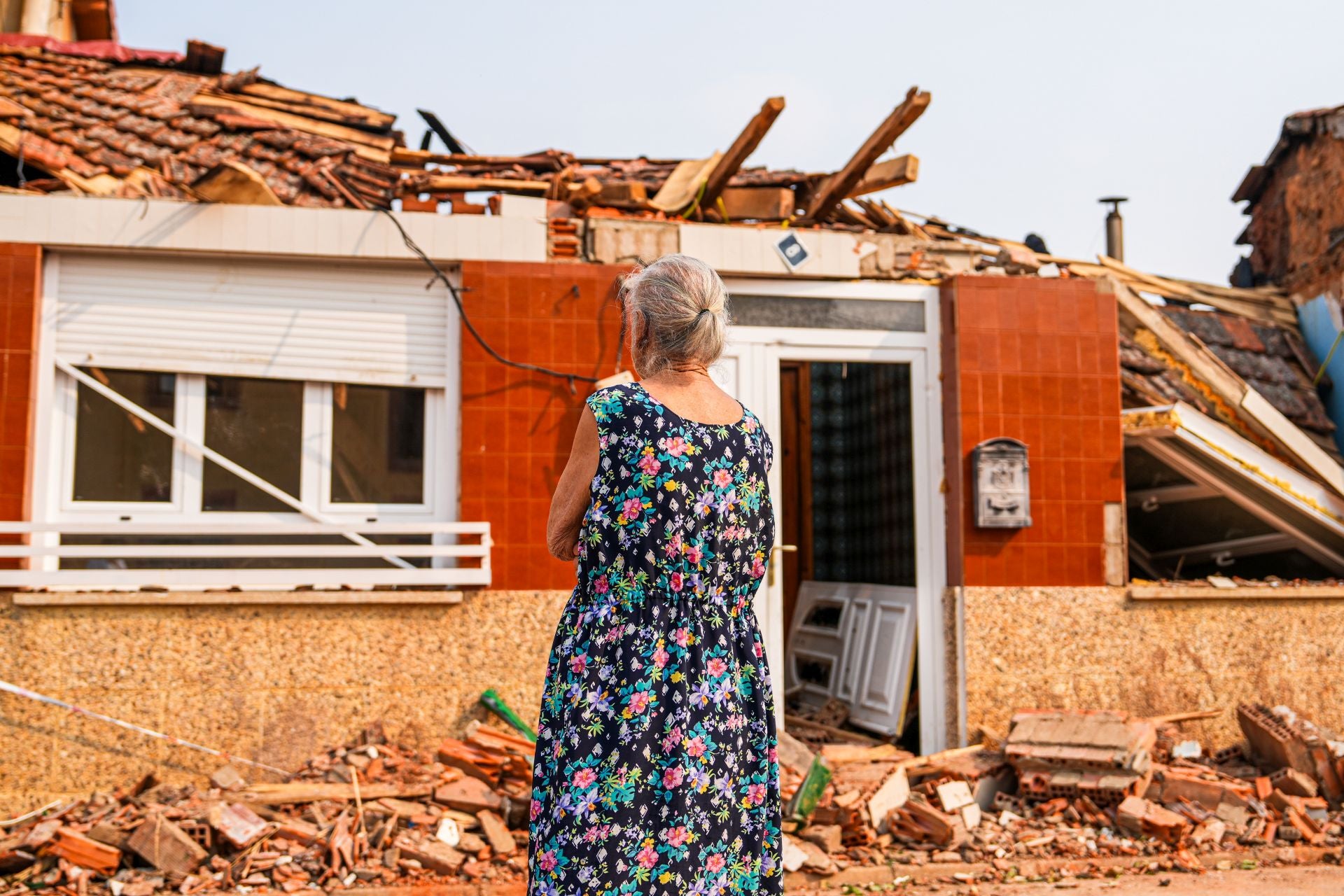 Una mujer contempla los daños en una vivienda en Congosto (León)