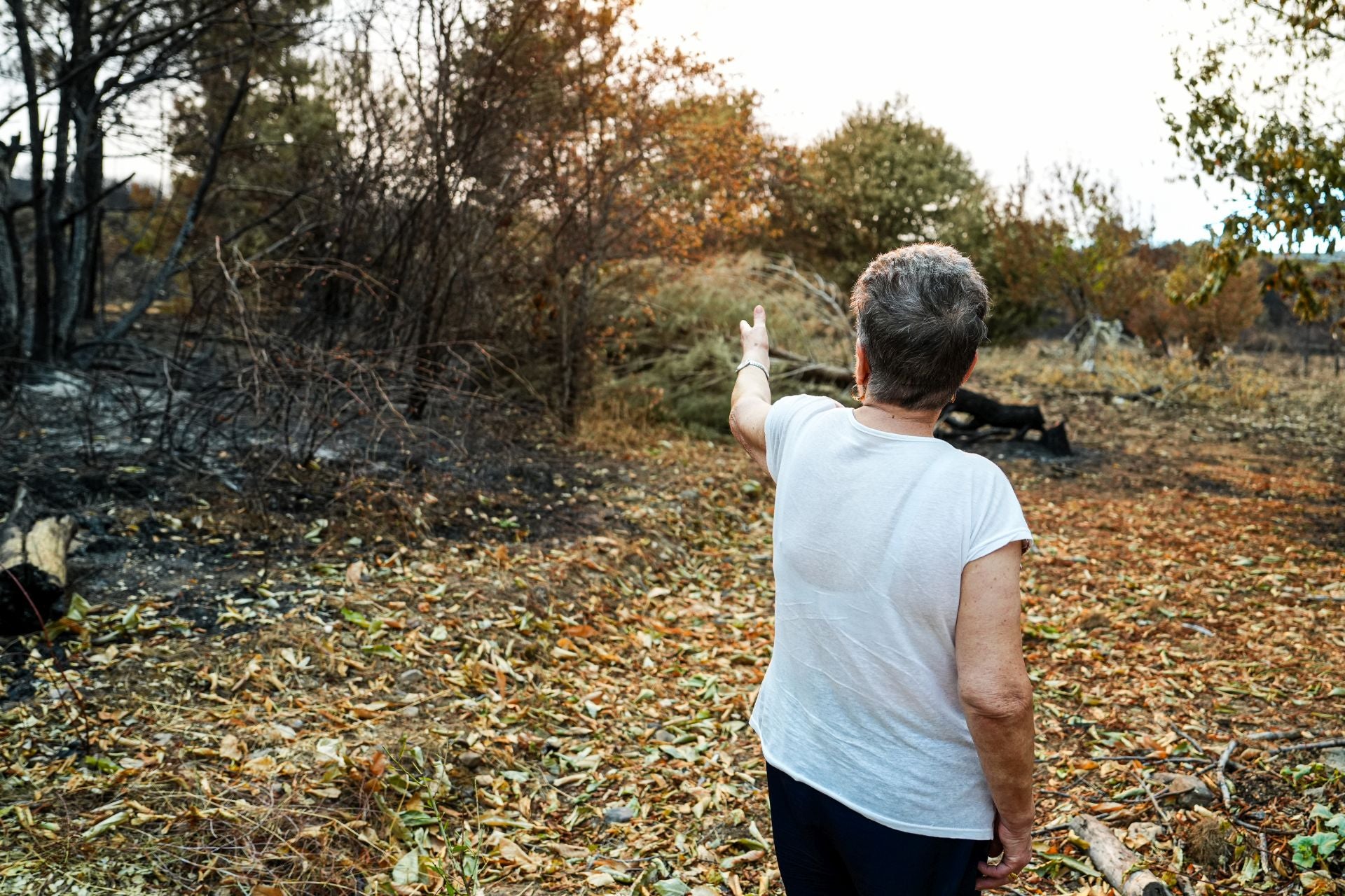 Una vecina contempla el terreno quemado en Las Médulas (León)