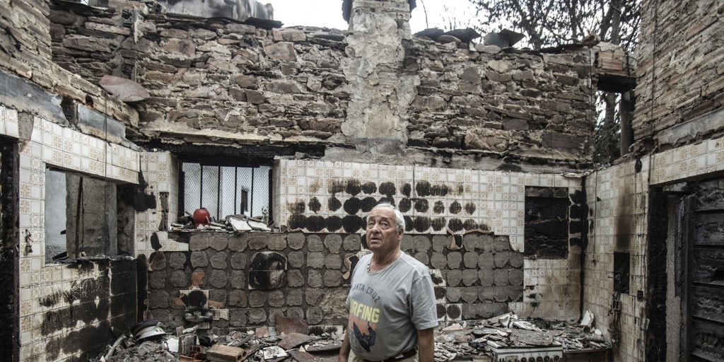 Tres brigadistas y un bombero en estado grave tras combatir contra los incendios en Galicia