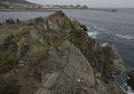 La Guardia Civil denuncia al 'instagrammer' que habilitó un columpio en un cargadero de Santander para lanzarse al mar Cantábrico