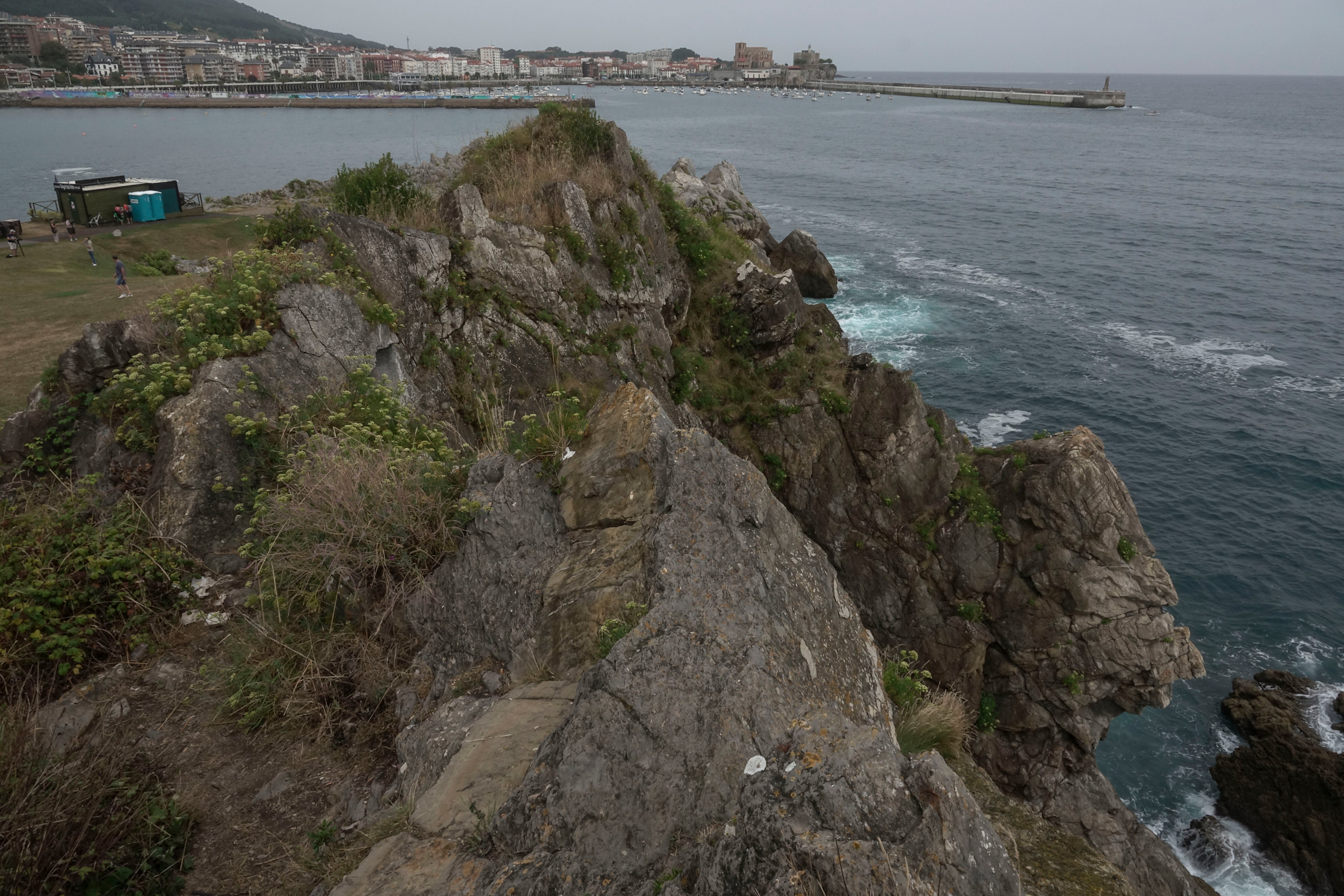 La Guardia Civil denuncia al  instagrammer  que habilitó un columpio en un cargadero de Santander para lanzarse al mar Cantábrico