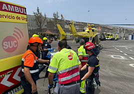 Trasladado en estado crítico un hombre que se precipitó desde varios metros de altura a la calle en Gran Canaria