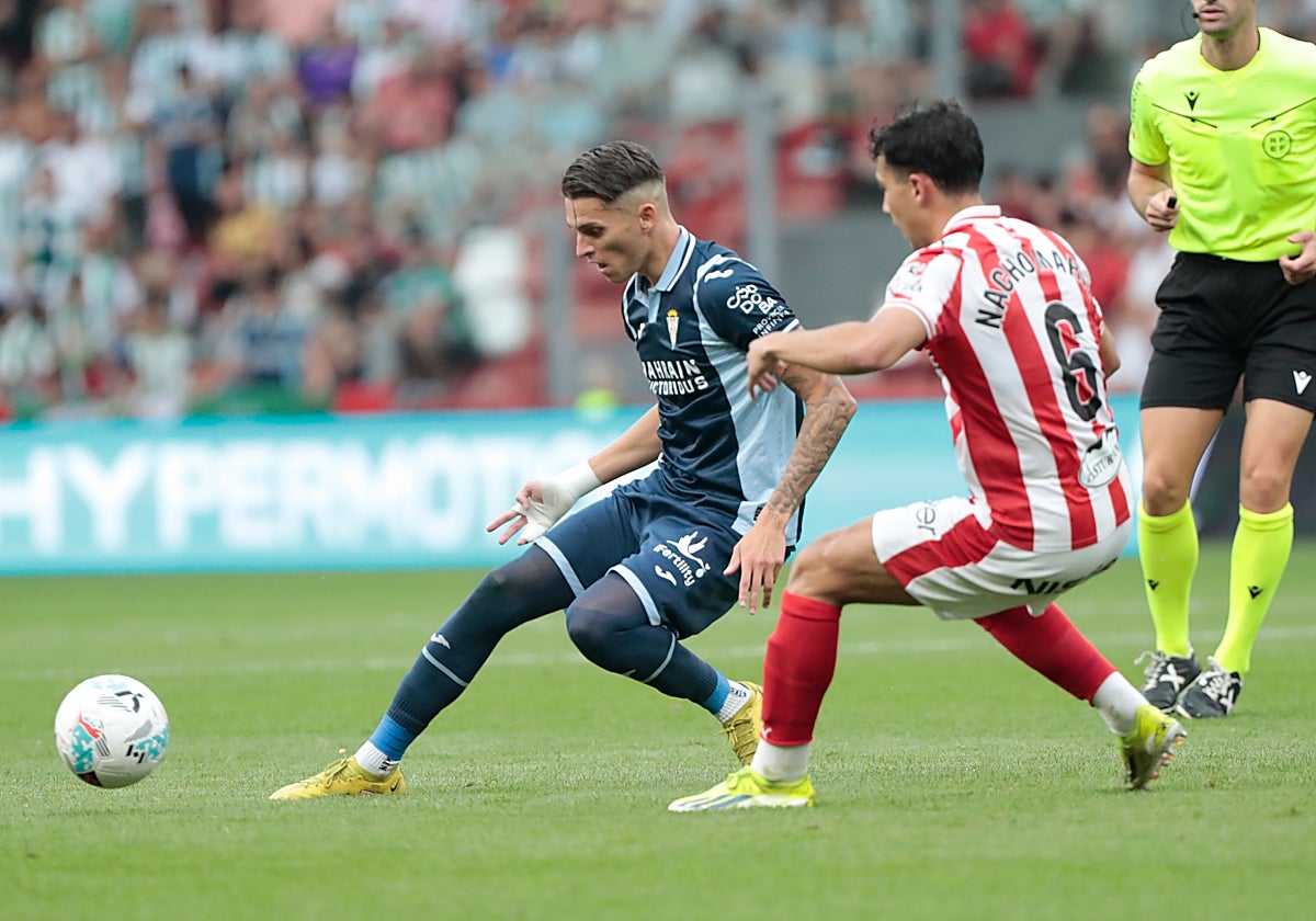 Álex Sala en el transcurso del Sporting - Córdoba