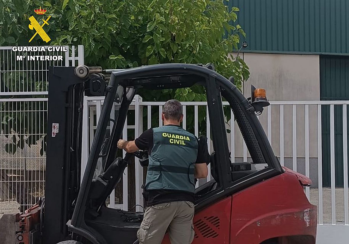 Imagen de un agente de la Guardia Civil con la maquinaria industrial robada a una fábrica en Valencia