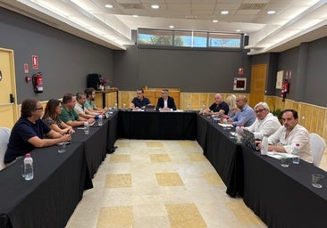 Miembros del Psoe a la izquierda, frente a los miembros de JMM a la derecha