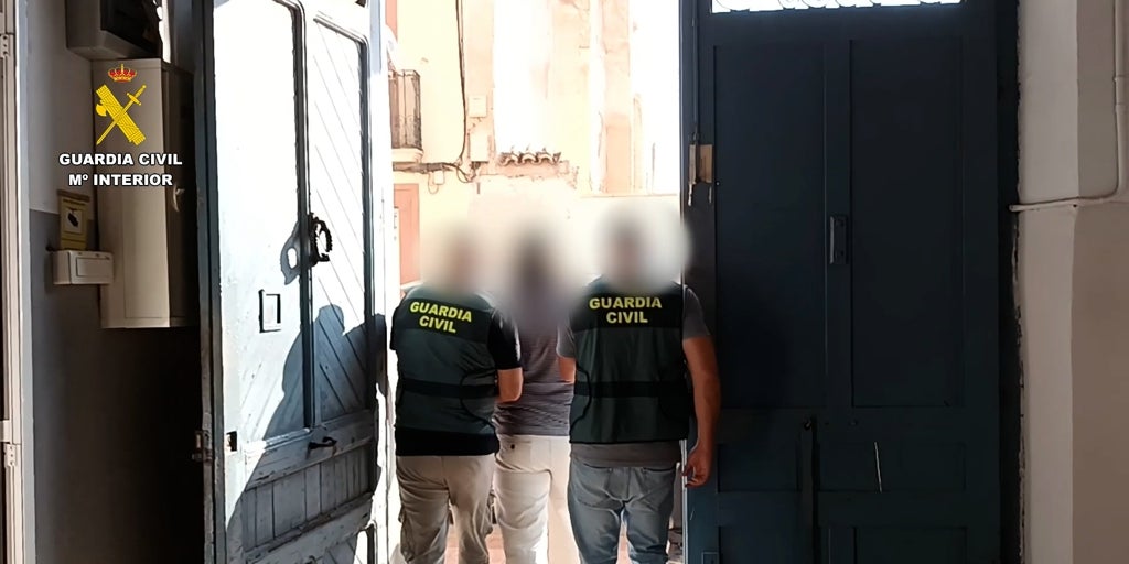 Descubren a un médico que grababa a sus pacientes con una cámara espía en forma de llave de coche