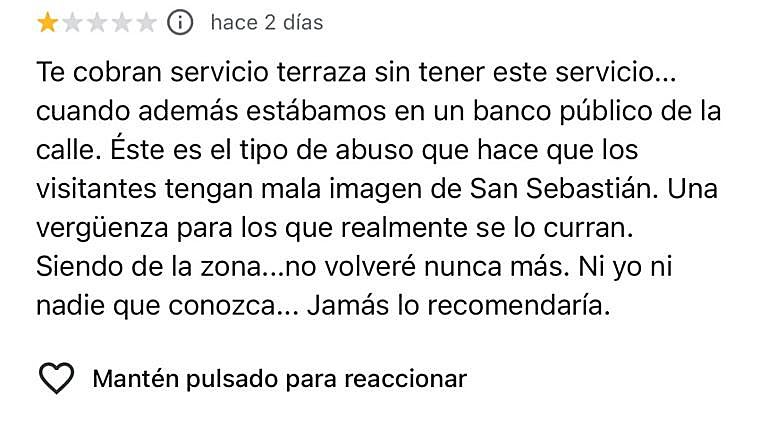 La crítica de un cliente después de que le cobraran un suplemento de terraza por sentarse en un banco