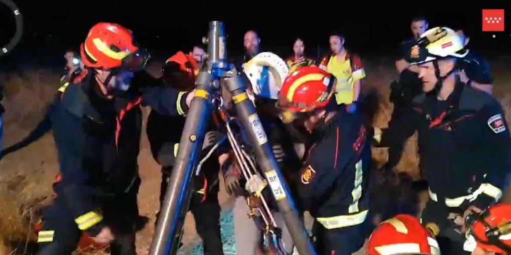 Rescatan en Madrid a un mujer que cayó a un pozo de seis metros cuando caminaba por un descampado