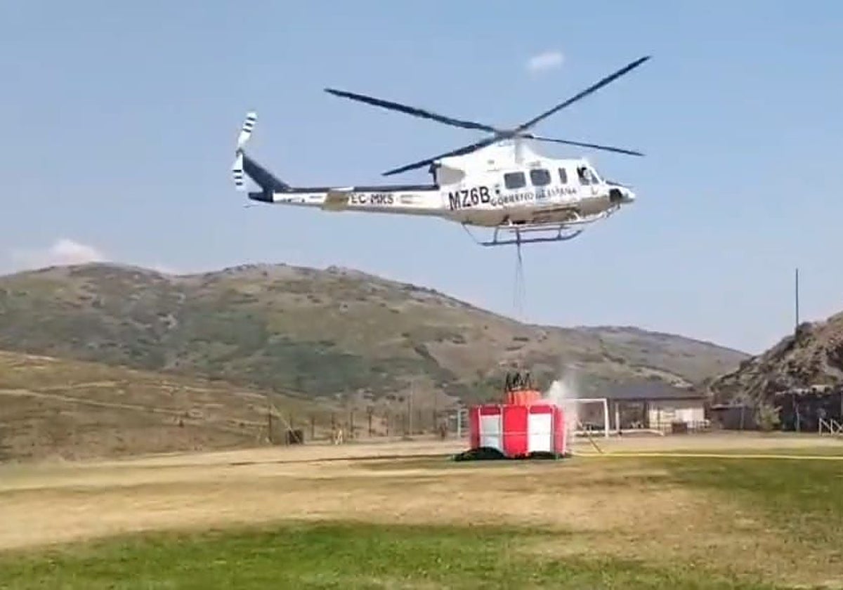Un helicóptero recogiendo agua en el depósito que ha colocado la UME en la zona de La Baña (León)