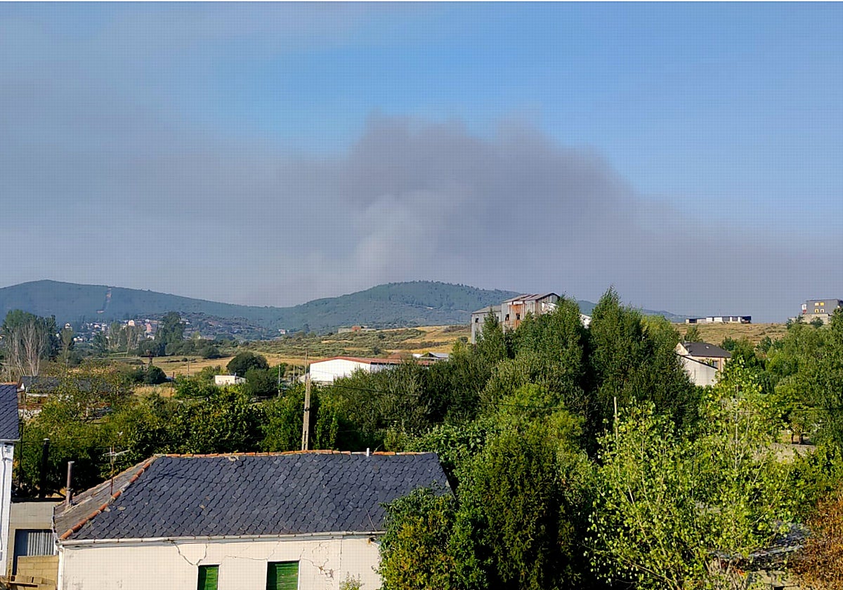 Incendio de Argallo del Sil (León) desde Fabero