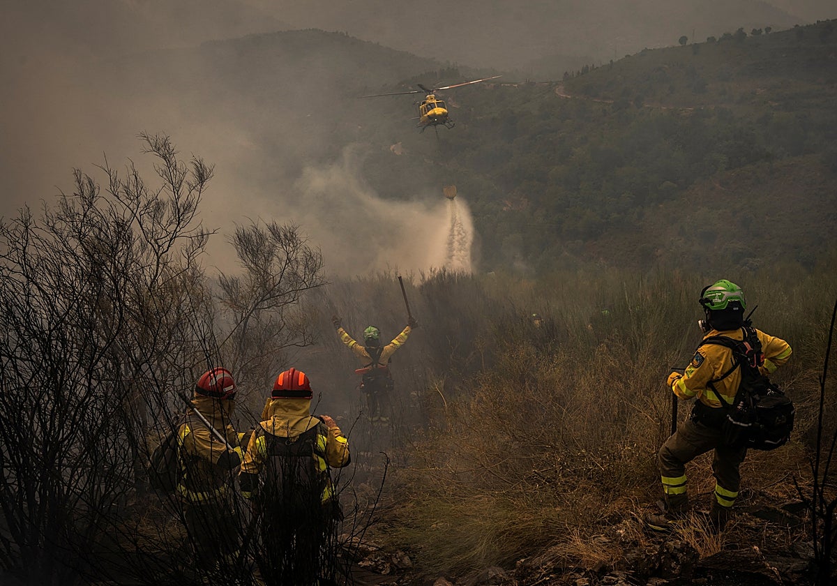 Descarga de un helicóptero de extinción sobre el incendio de Larouco