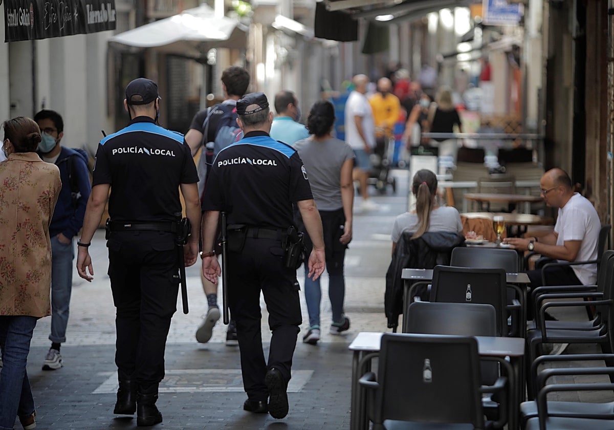 Agentes de la Policía Local de patrulla en una imagen de archivo