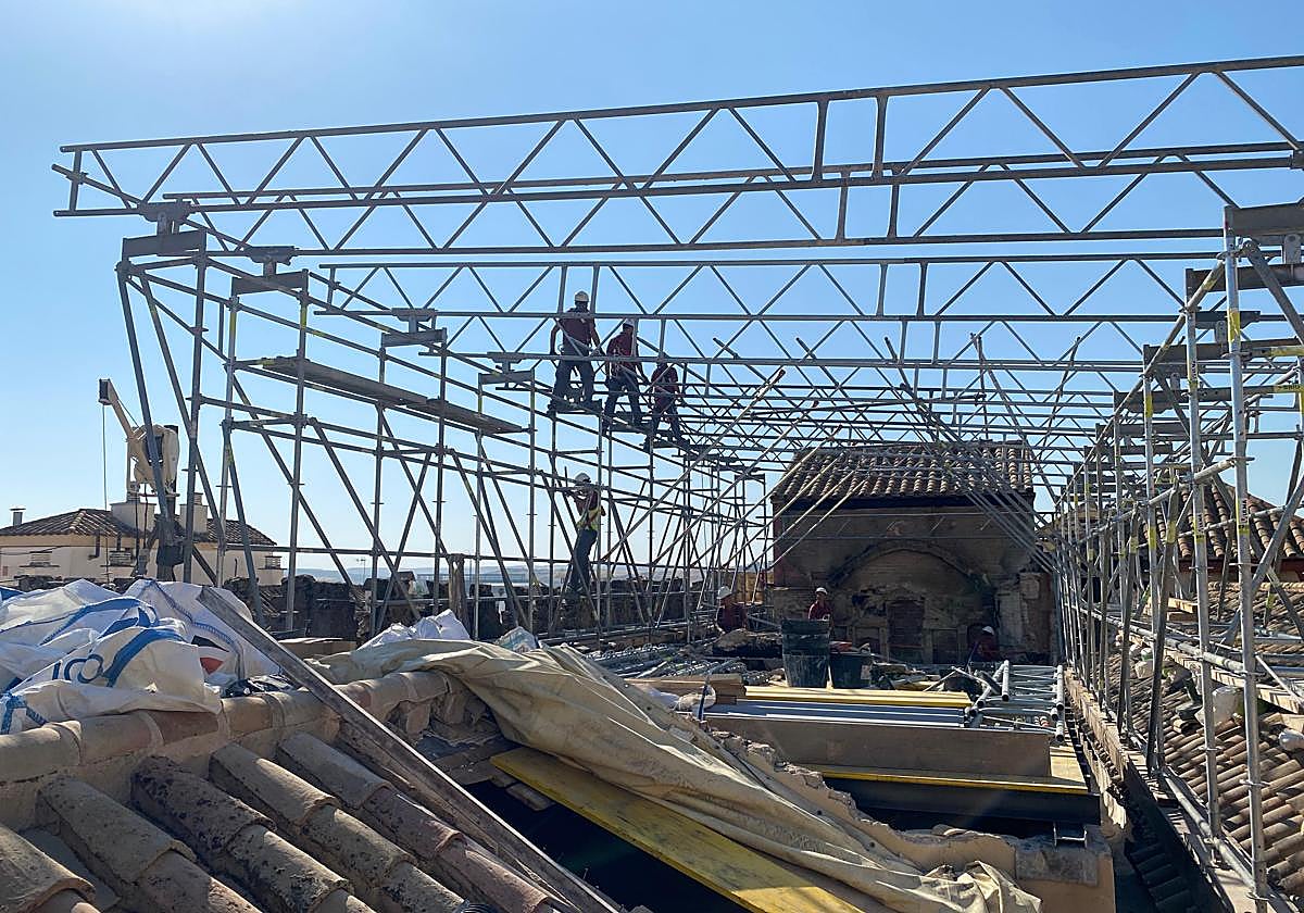 Trabajos para montar una estructura provisional que proteja a las cubiertas de la Mezquita-Catedral dañadas
