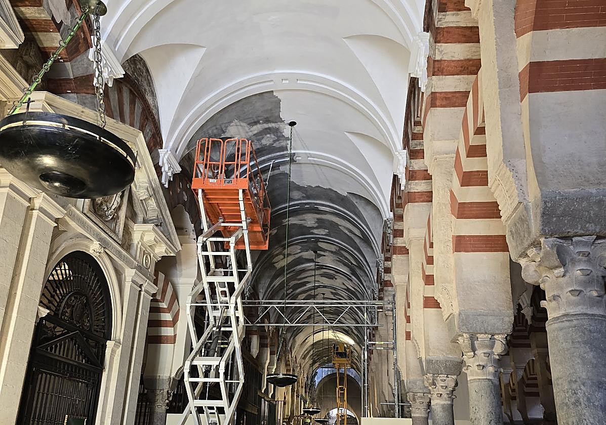 Trabajos de limpieza del hollín en la Mezquita-Catedral de Córdoba tras el fuego sufrido