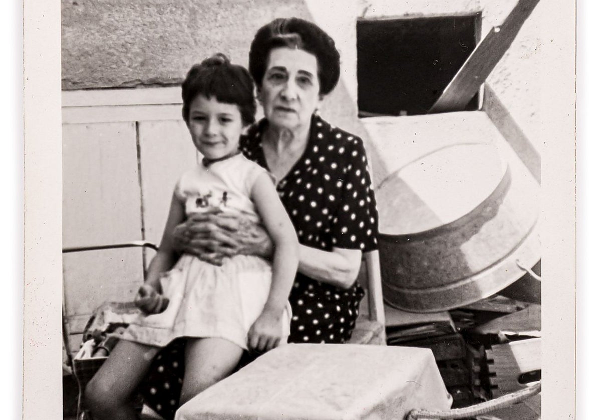 Pilar de Valderrama y su nieta Alicia Viladomat, en una fotografía antigua