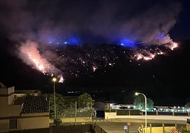 Un incendio en las afueras de Granada pone en vilo a la capital y al pueblo vecino de Cenes de la Vega