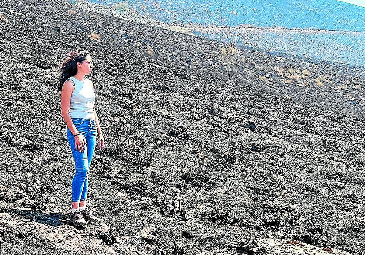 Alicia García contempla el monte arrasado por el fuego en Páramo del Sil (León)