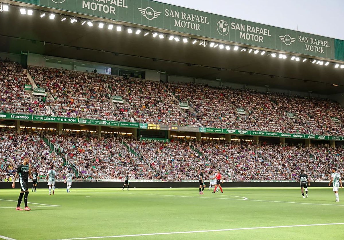 El estadio de El Arcángel con miles de aficionados en pleno partido