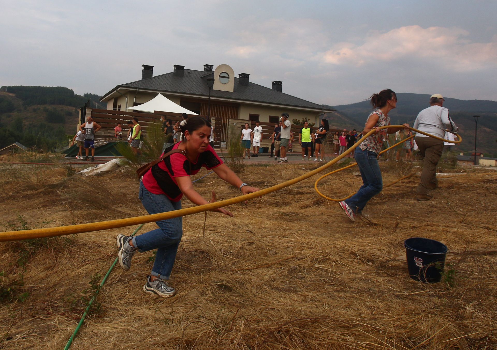 Los vecinos de Molinaseca (León) se movilizan contra el fuego