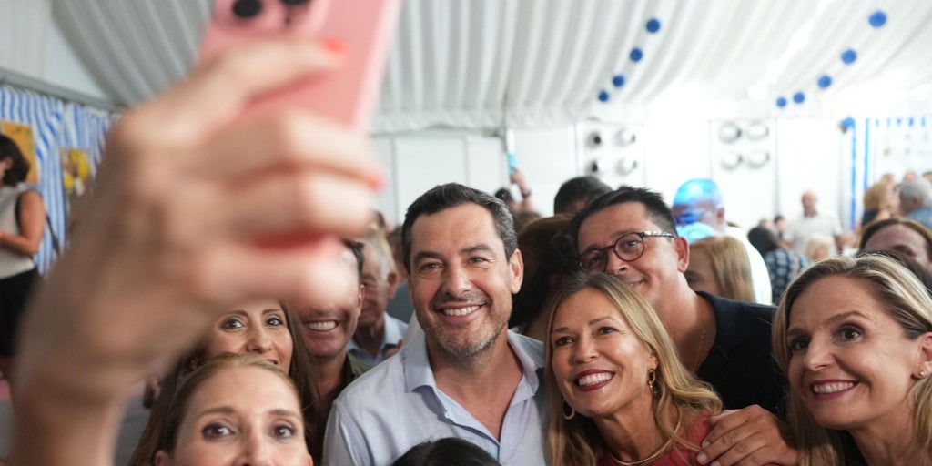 Juanma Moreno defiende el «estilo» del PP en Andalucía, «sin insultos y con soluciones»