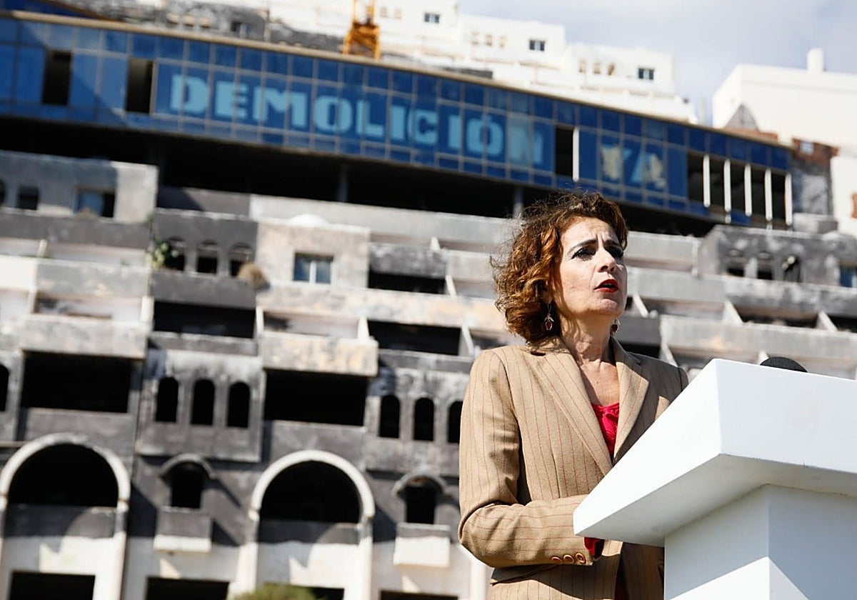 La vicepresidenta primera y ministra de Hacienda, María Jesús Montero, frente al hotel de El Algarrobico en Carboneras