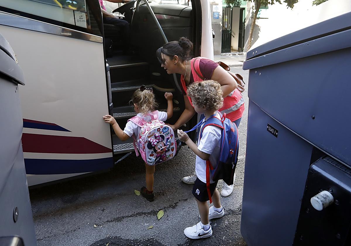 Dos niños suben a un autobús escolar en el Centro de Córdoba