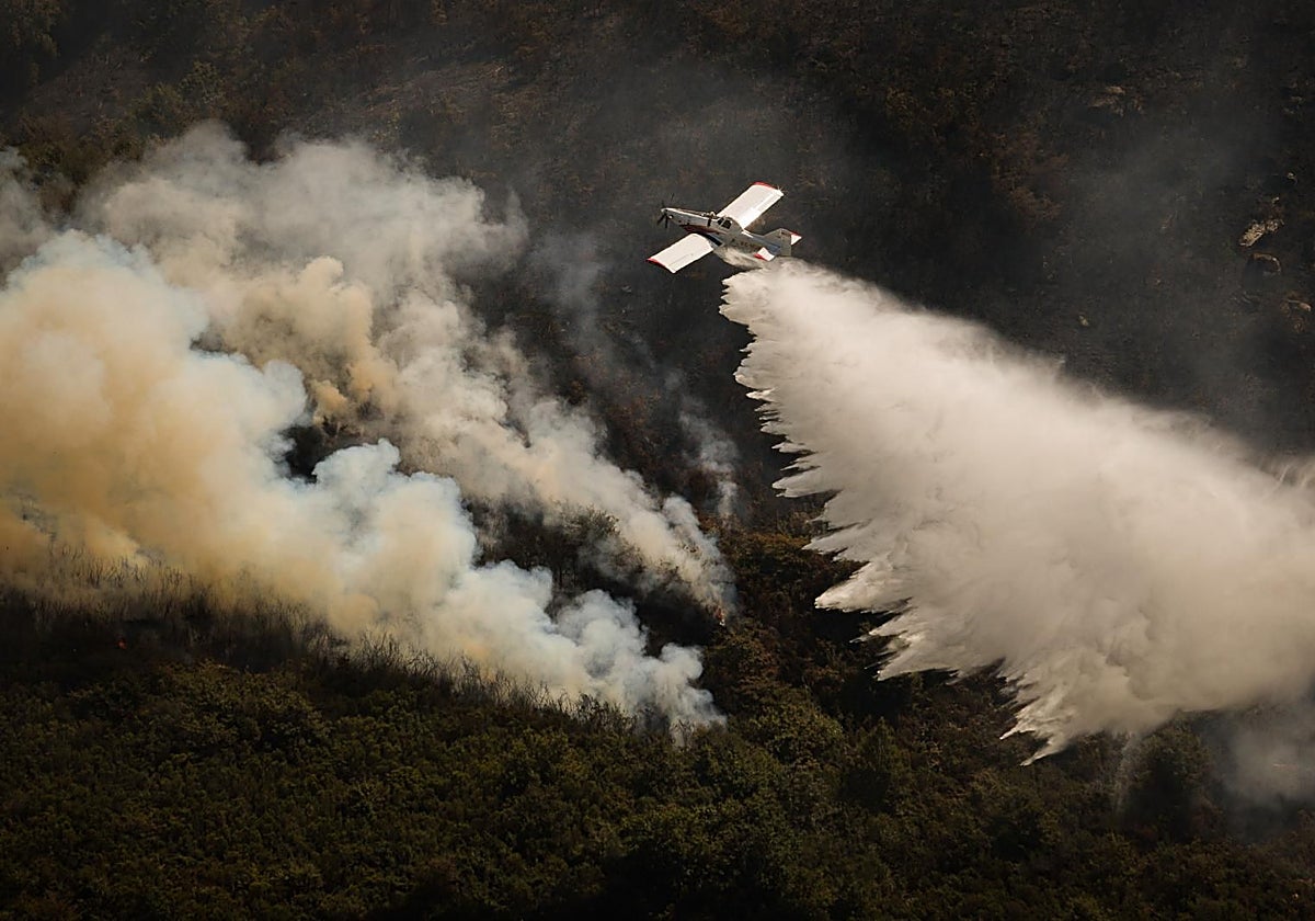 Labores de extinción del incendio de Avión (Orense), este lunes