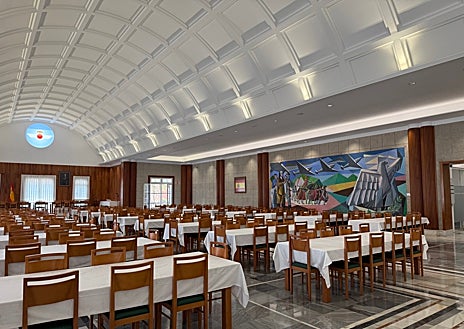 Imagen secundaria 1 - En la imagen superior, una camareta de cuatro alumnos idéntica a la que alojara a Doña Leonor. Debajo, el comedor donde almorzará de 15.00 a 16.00 horas todos los días, y en la imagen inferior, uno de los siete simuladores en los que aprenderá a pilotar antes de subirse a un Pilatus PC-21