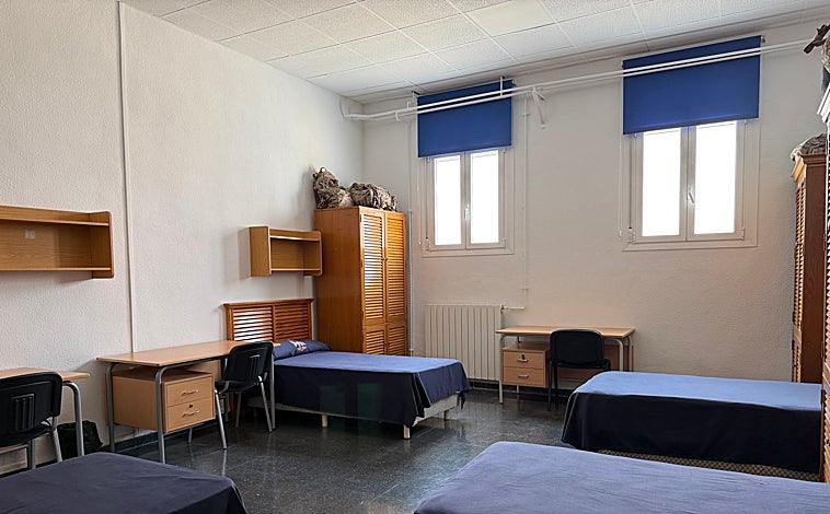 Imagen principal - En la imagen superior, una camareta de cuatro alumnos idéntica a la que alojara a Doña Leonor. Debajo, el comedor donde almorzará de 15.00 a 16.00 horas todos los días, y en la imagen inferior, uno de los siete simuladores en los que aprenderá a pilotar antes de subirse a un Pilatus PC-21