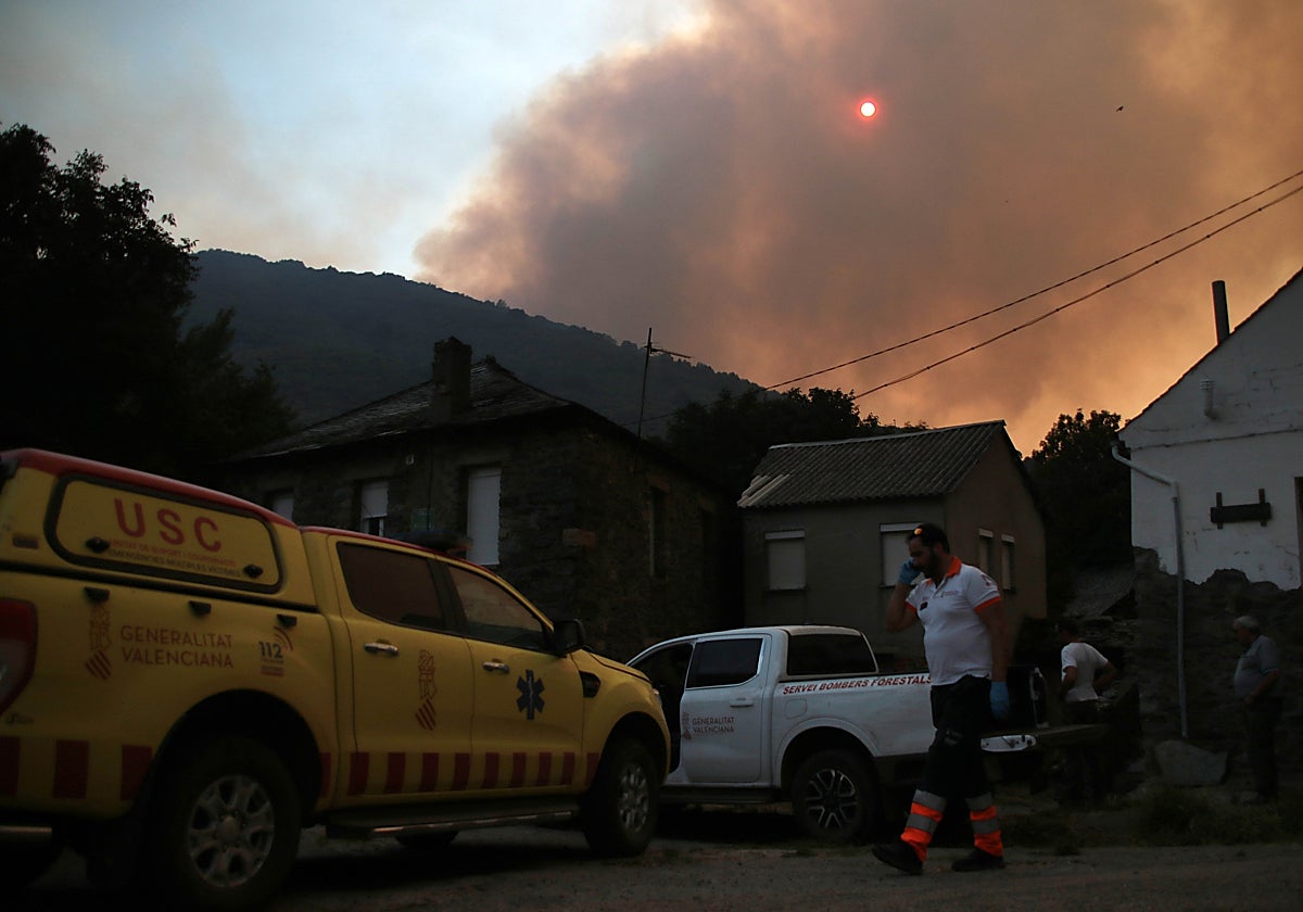 Labores de extinción en el incendio de Fasgar (León), que se mantiene en nivel 2