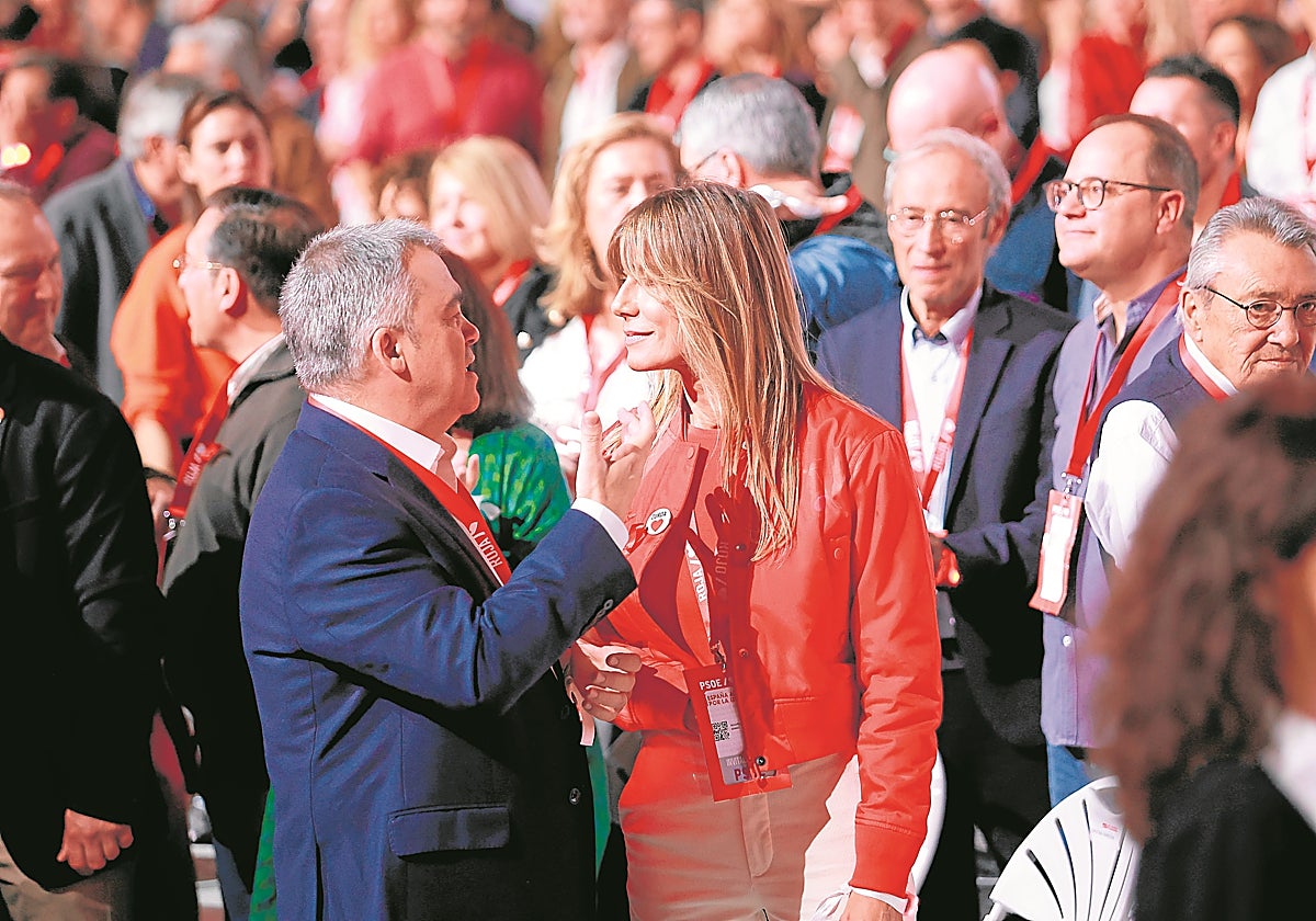 Santos Cerdán y Begoña Gómez, en el último Congreso del PSOE