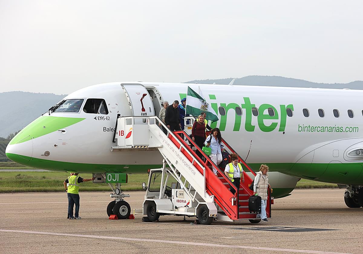 Llega del primer vuelo de Binter al aeropuerto de Córdoba el 1 de abril