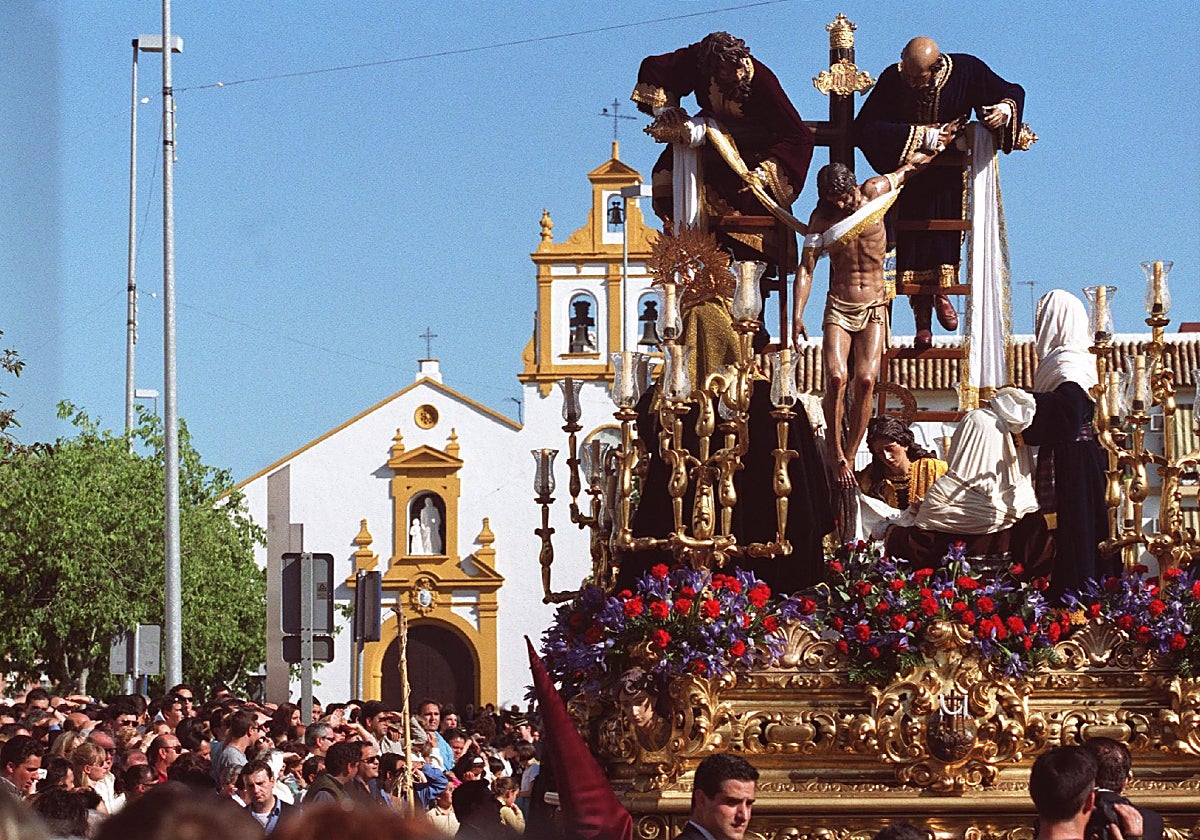 El paso del Descendimiento, en el año 2000, antes de su remodelación