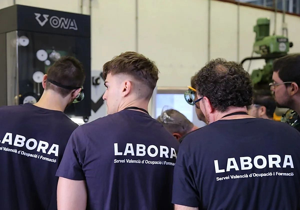 Imagen de archivo de tres empleados inscritos en el servicio Labora