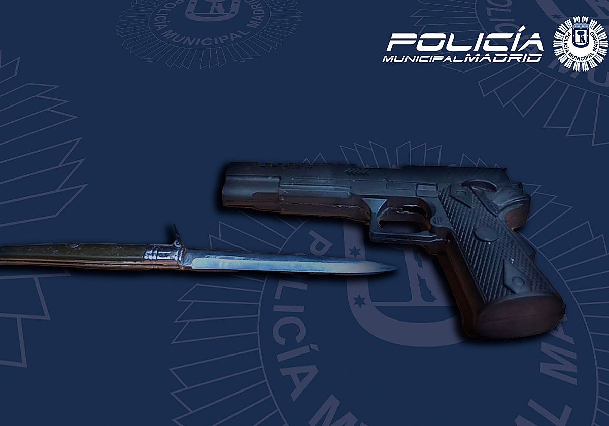 La pistola simulada y la navaja utilizadas en el atraco