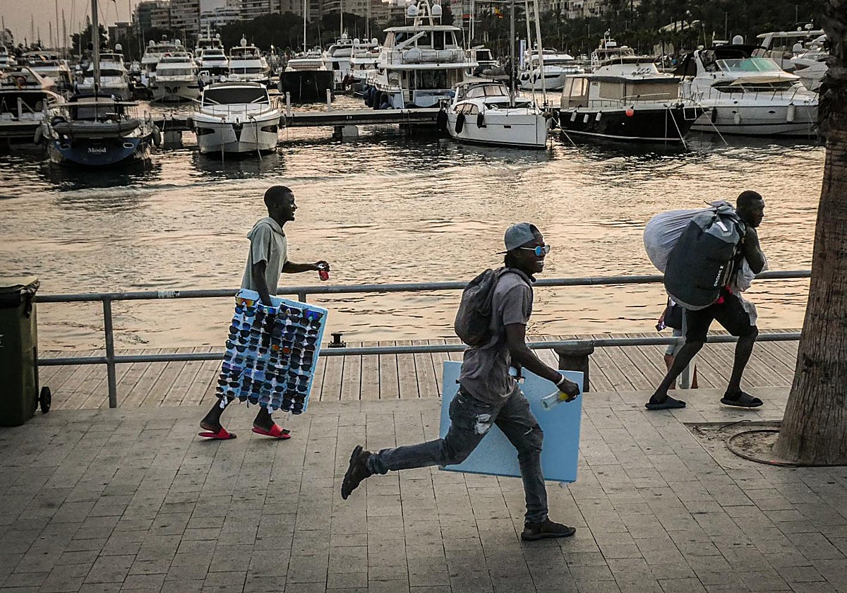 Varias manteros a la carrera en la zona portuaria de Alicante, la pasada semana