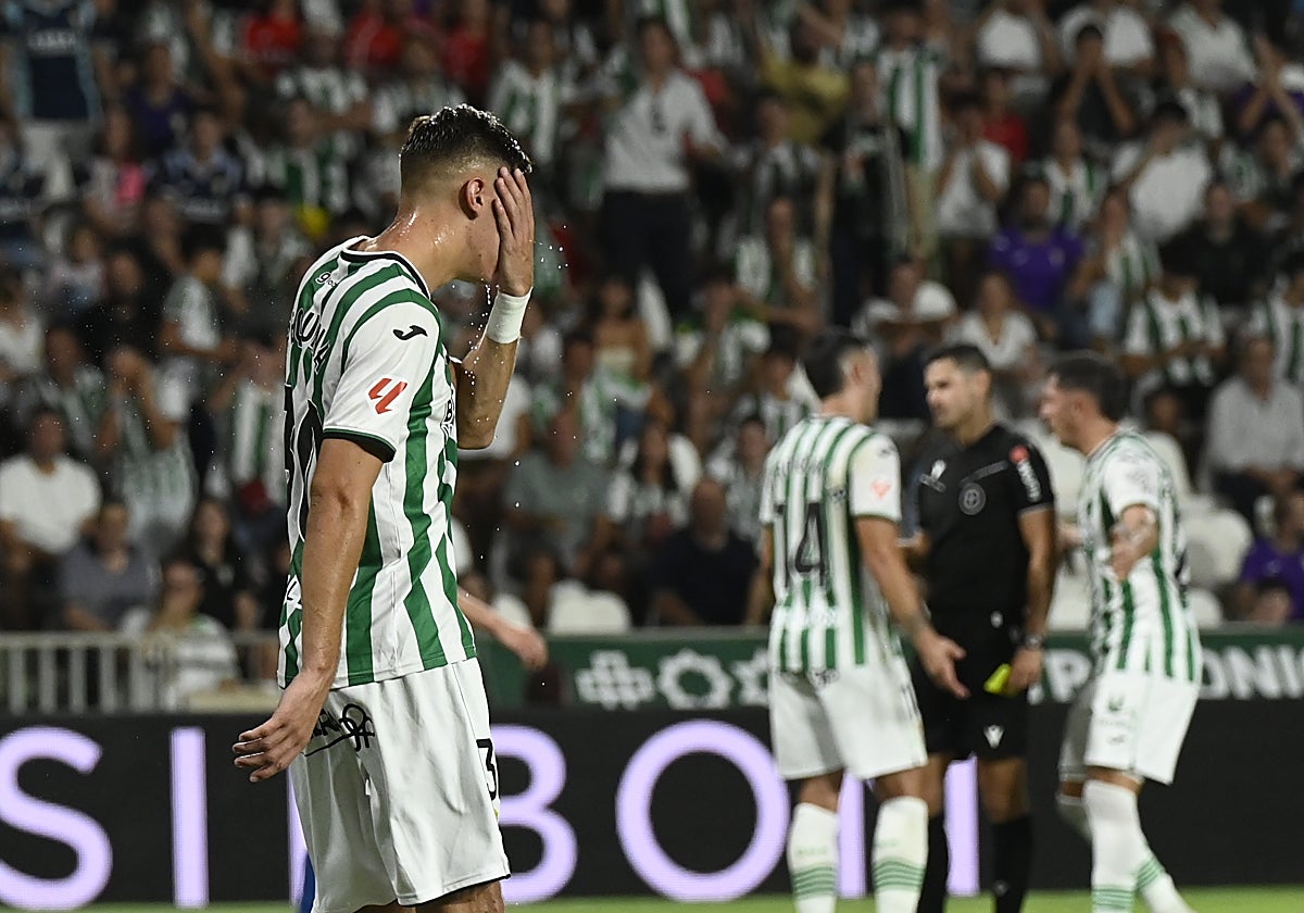Dani Requena se lamenta tras un gol del rival