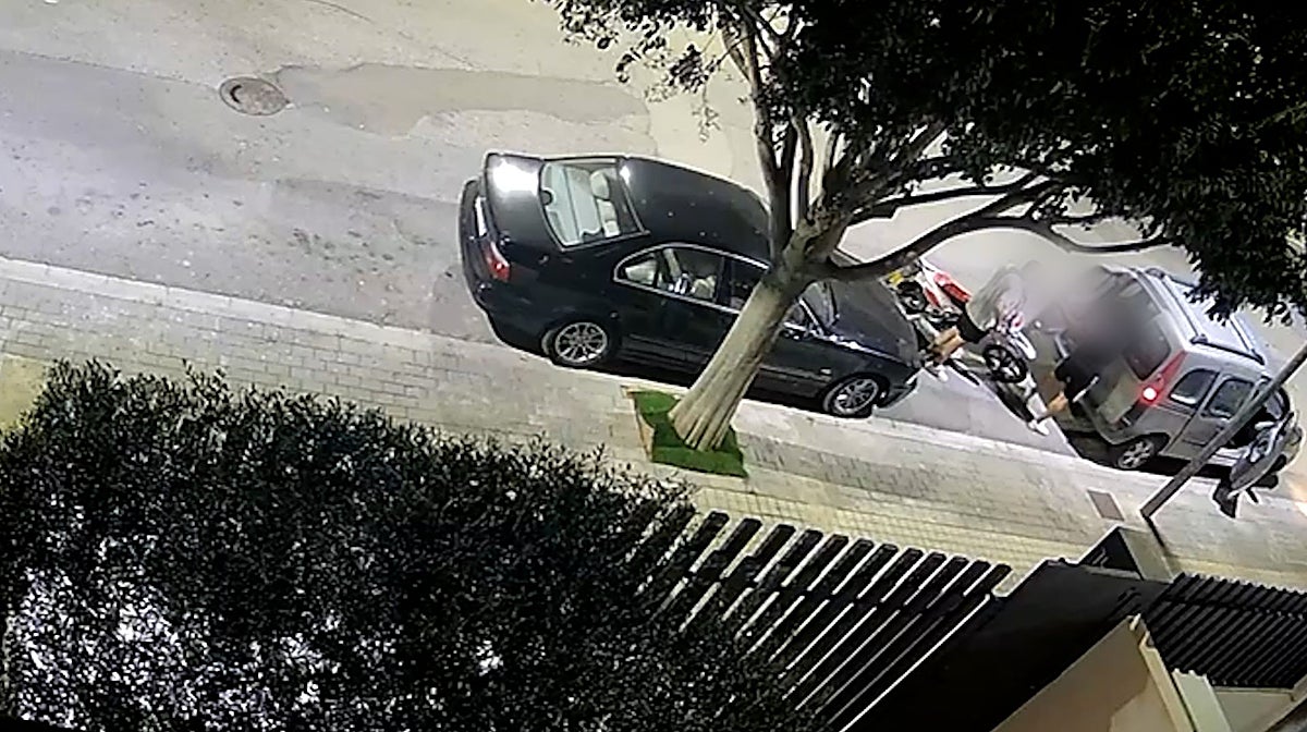 Imagen del hurto de un ciclomotor por parte de los sospechosos