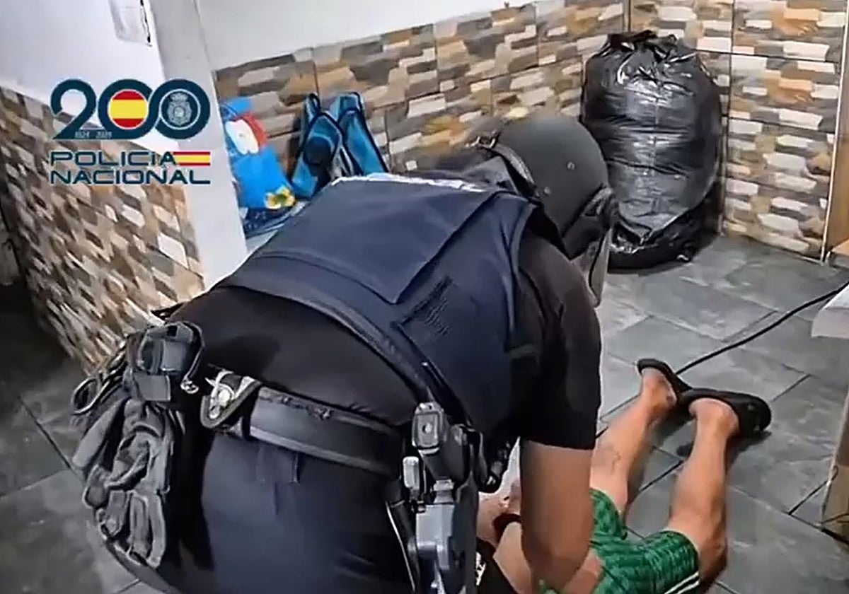 Arresto de uno de los detenidos.