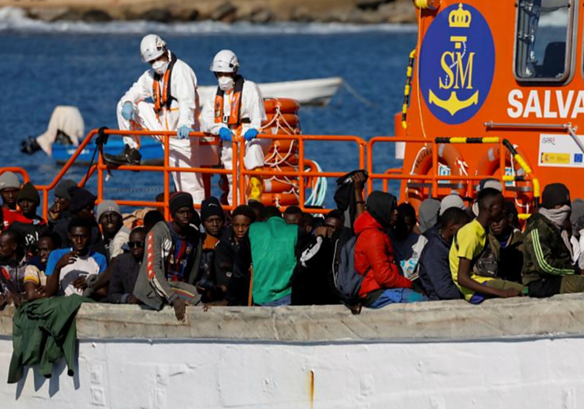 Rescate de una embarcación el 2 de enero de 2024 en el muelle de Arguineguín, Gran Canaria