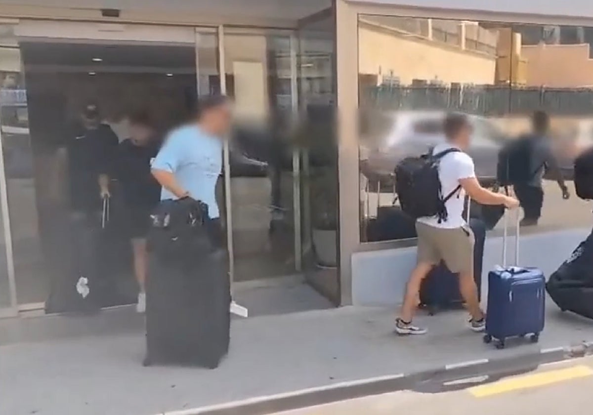 Los nueve agentes de la UIP abandonando el hotel Amic Horizonte en Mallorca