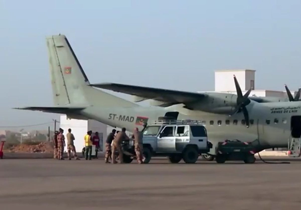 Foto de archivo de un avión militar de las mismas características