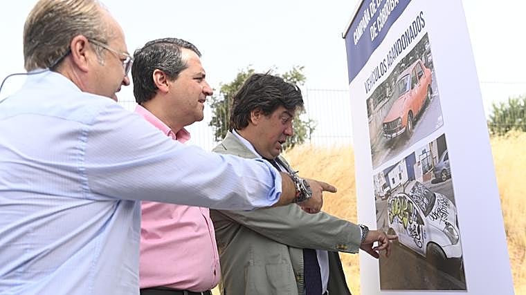 El allcalde, este martes en la presentación del nuevo sistema para la retirada de coches de la calle