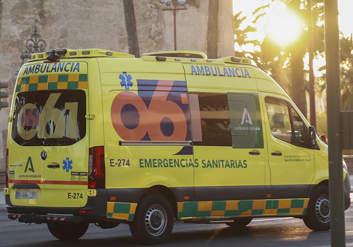 Una ambulancia del 061 acude a un siniestro