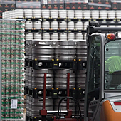 Herido grave un hombre al que le cayó encima un palé con barriles de cerveza en Gran Canaria